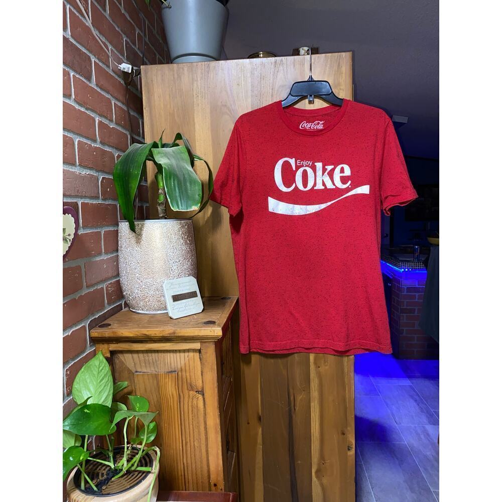 Coca-Cola T-shirt, short sleeve red with black speckles &‎ white spell out. Sz L